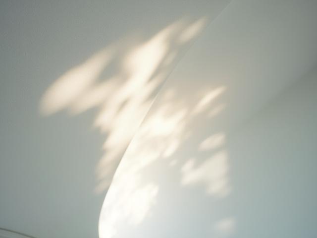 光と影が美しいモダンな建築空間